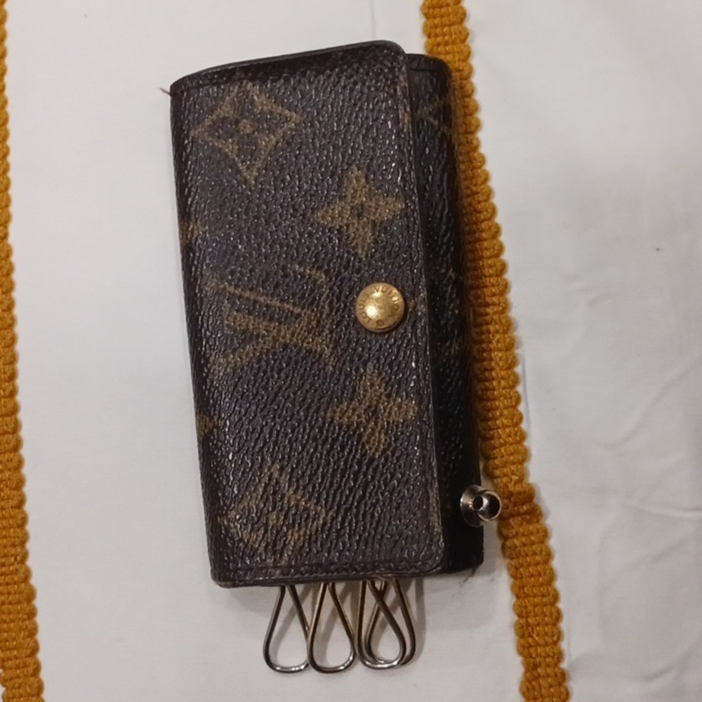 Louis Vuitton Brown and Gold Monogram Key Case - Picture 2 of 14